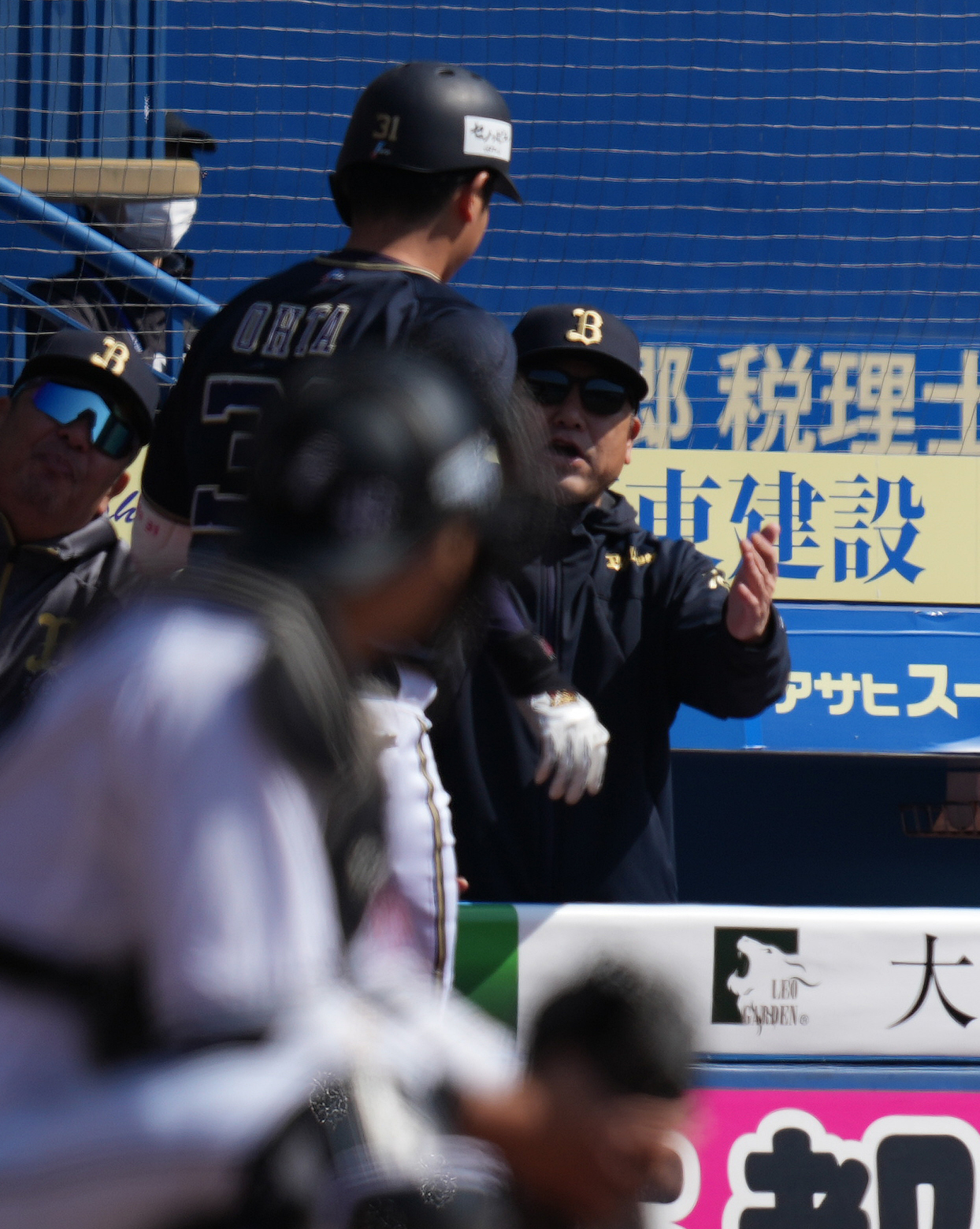 ロッテ対オリックス　1回表オリックス無死、左越え先頭打者本塁打を放った太田を迎える中嶋監督（撮影・鈴木みどり）