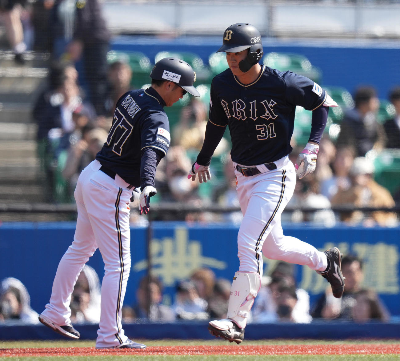ロッテ対オリックス　1回表オリックス無死、左越え先頭打者本塁打を放った太田（右）はダイヤモンドをまわる（撮影・鈴木みどり）