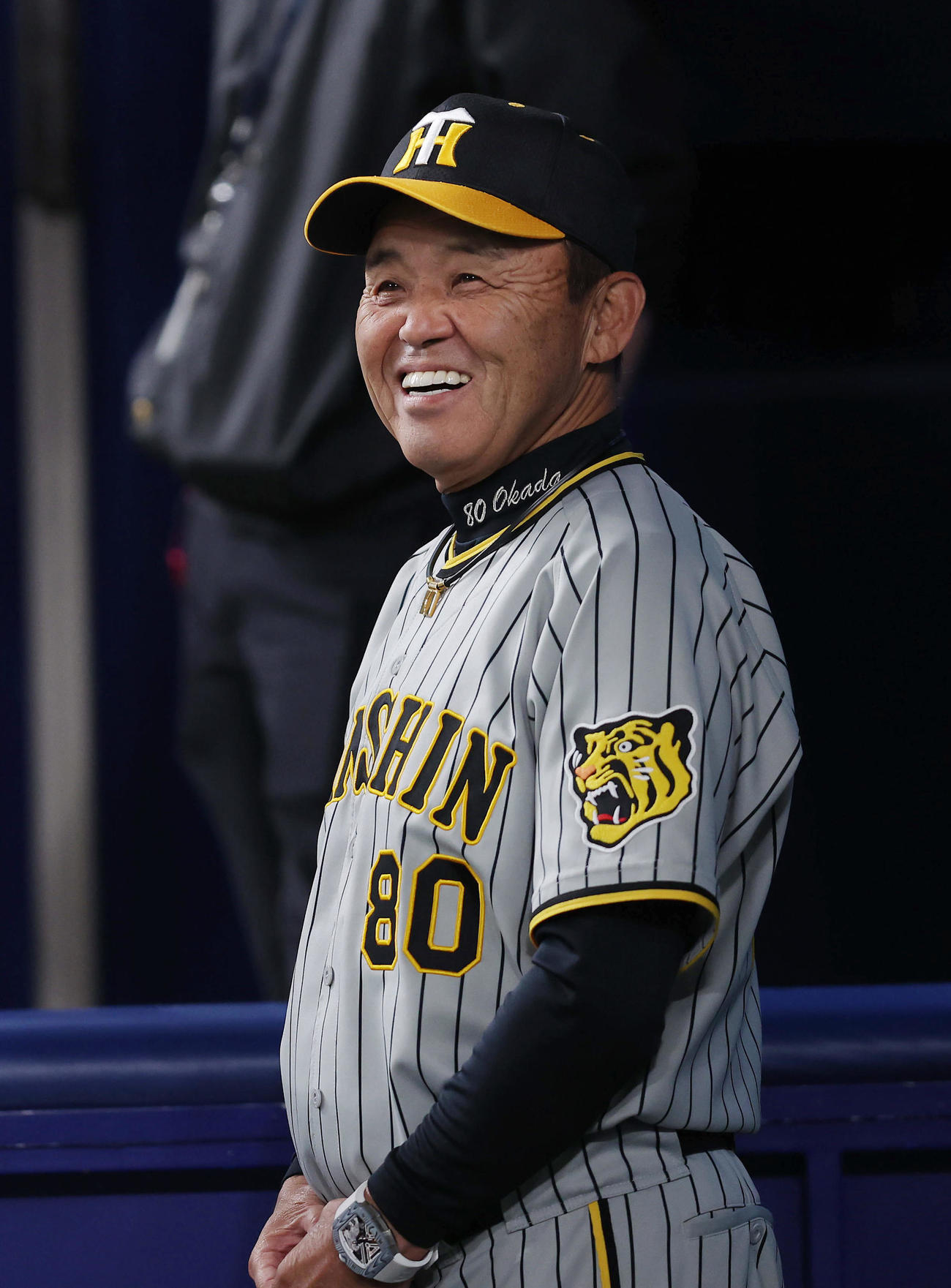 中日対阪神　笑顔を見せながら練習を見守る阪神岡田監督（撮影・前田充）