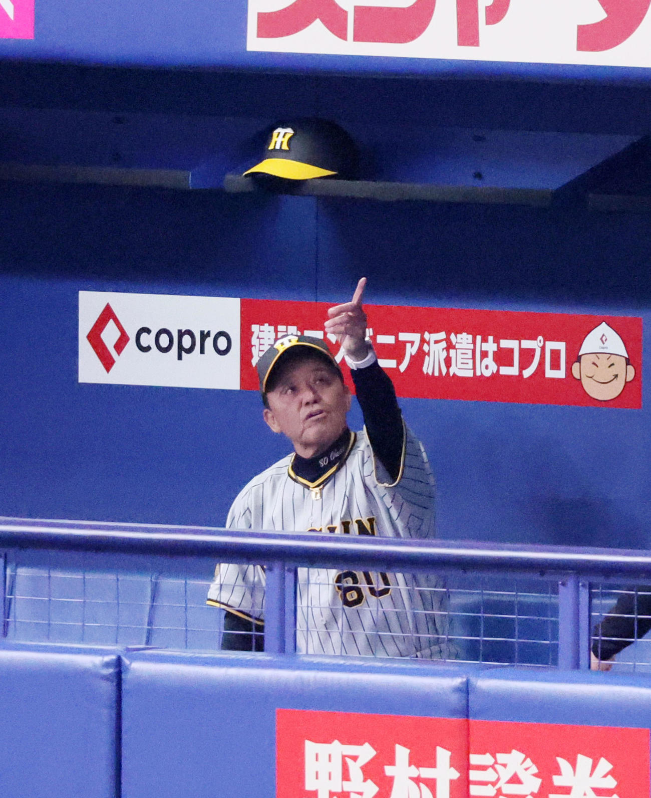 中日対阪神　ベンチで指さす岡田監督（撮影・加藤哉）
