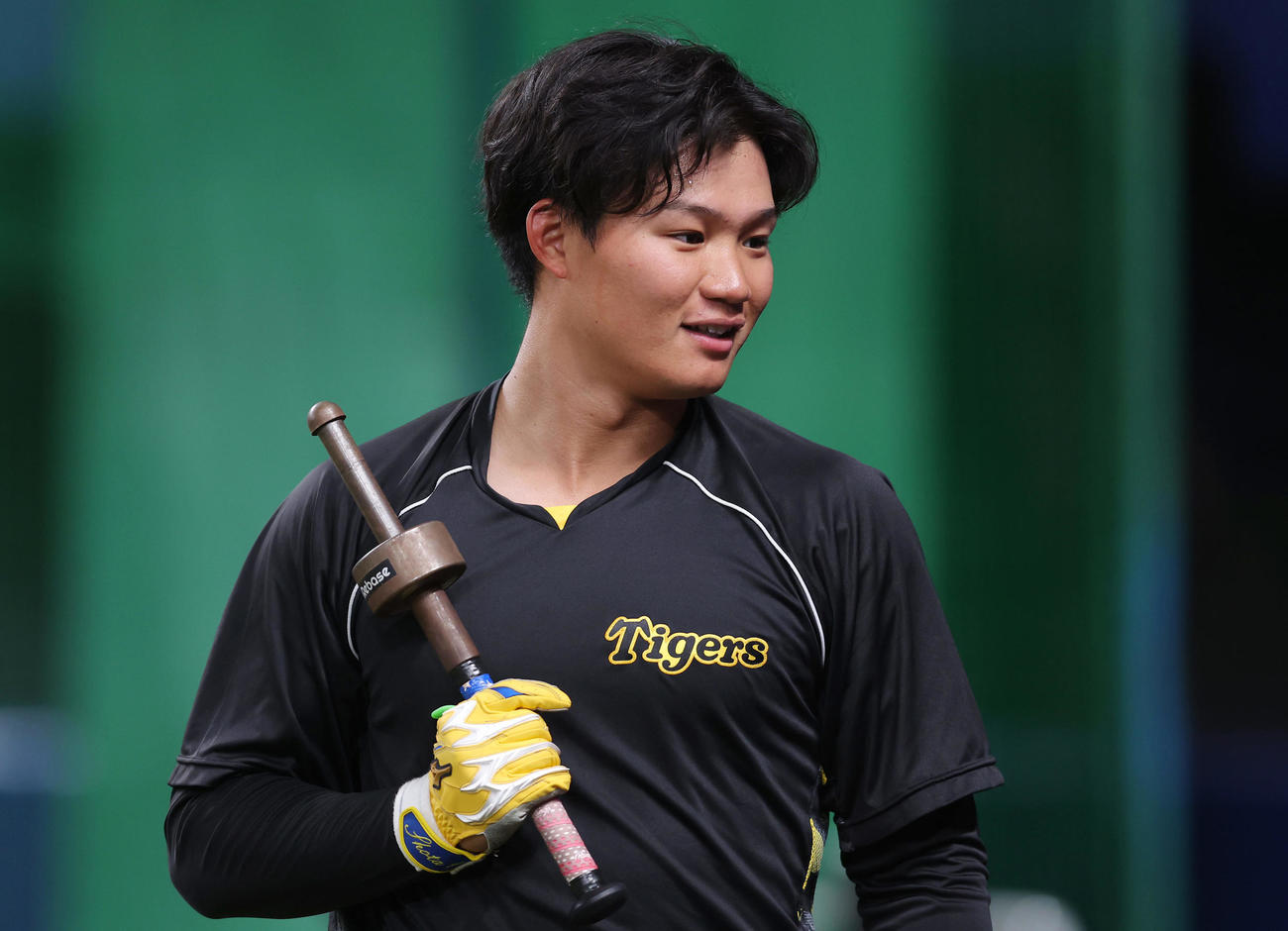 中日対阪神　特殊な器具を手に練習に臨む阪神森下（撮影・前田充）