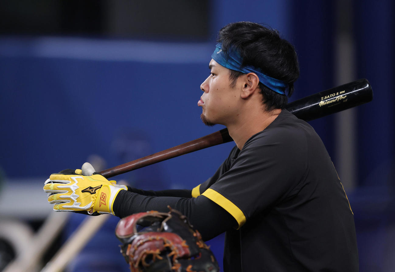 中日対阪神　試合前練習に臨む阪神佐藤輝（撮影・前田充）