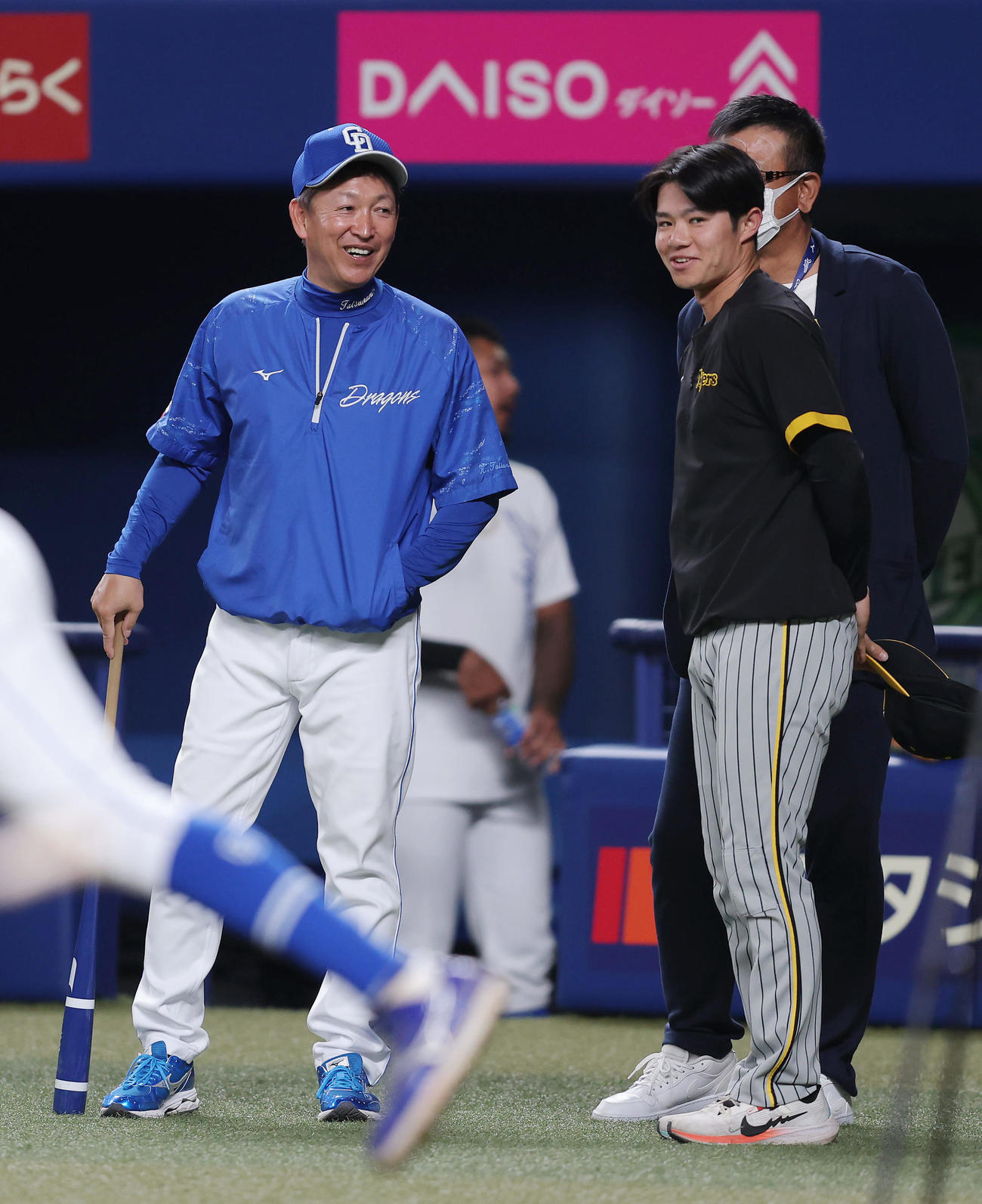 中日対阪神　中日立浪監督（左）にあいさつする阪神中野（撮影・前田充）