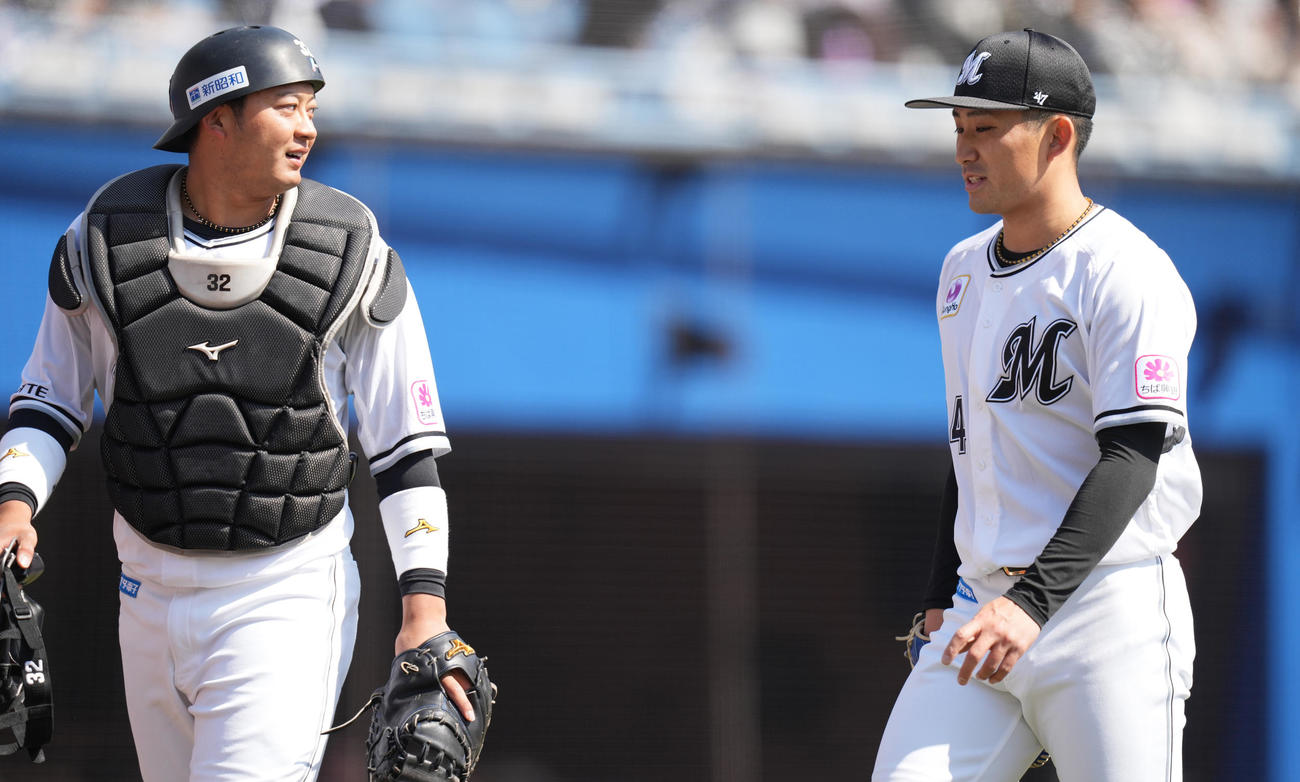 ロッテ対オリックス　1回表を終え佐藤（左）と話しながらベンチへ戻るロッテ小島（撮影・鈴木みどり）