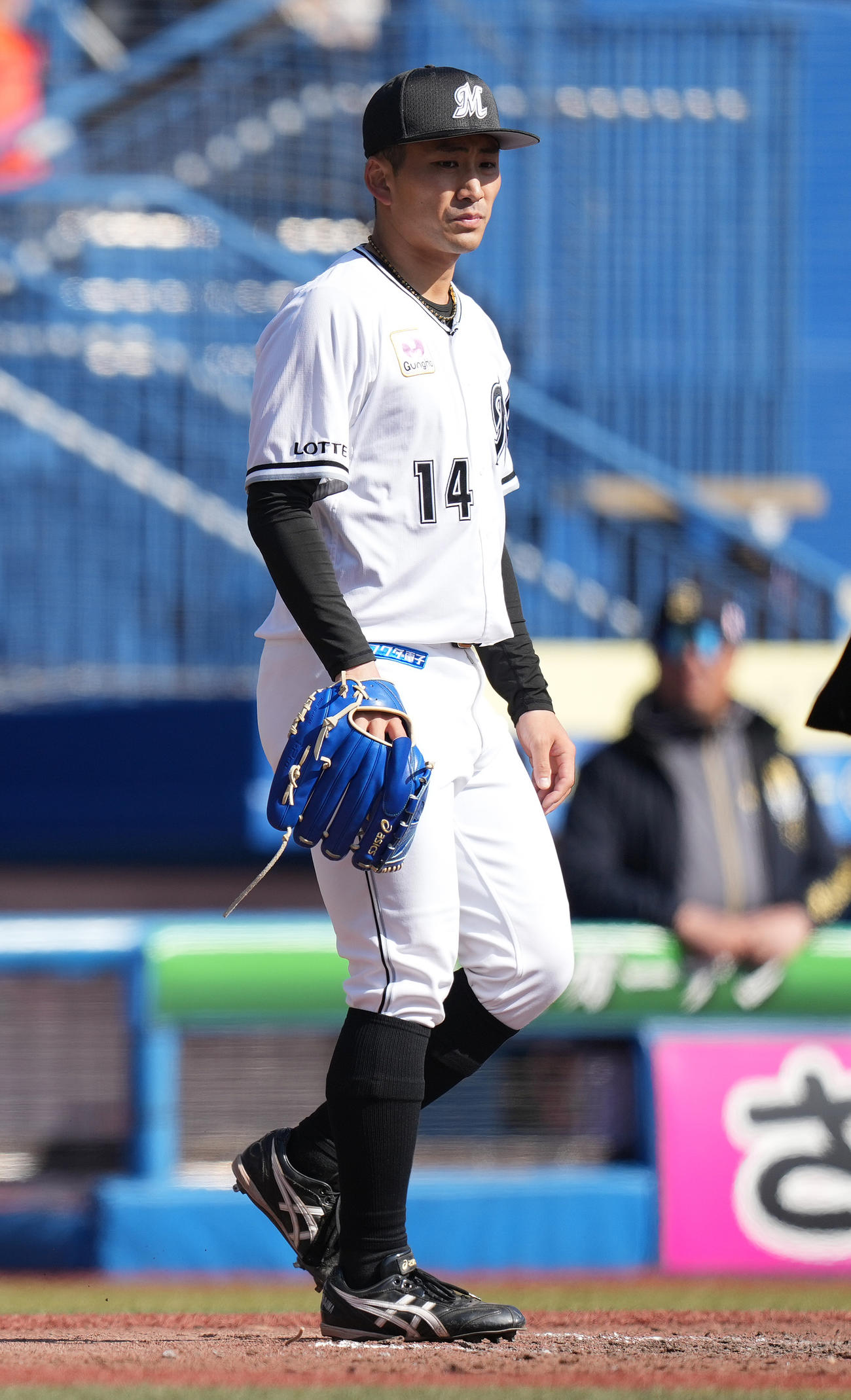 ロッテ対オリックス　4回表オリックス2死二塁、ゴンザレスに中前適時打を浴び、浮かない表情の小島（撮影・鈴木みどり）