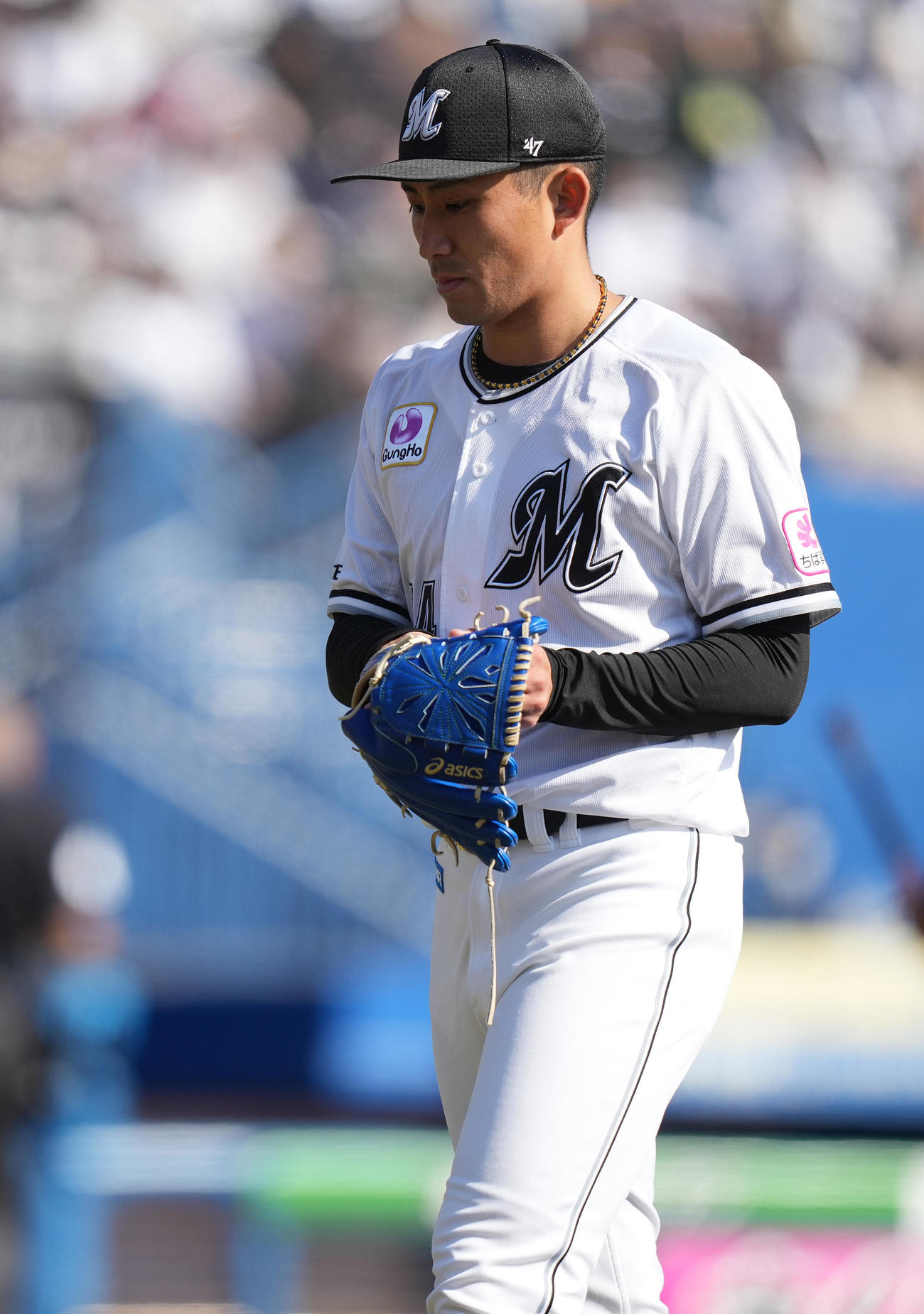 ロッテ対オリックス　4回表を終え、浮かない表情でベンチへ戻るロッテ小島（撮影・鈴木みどり）