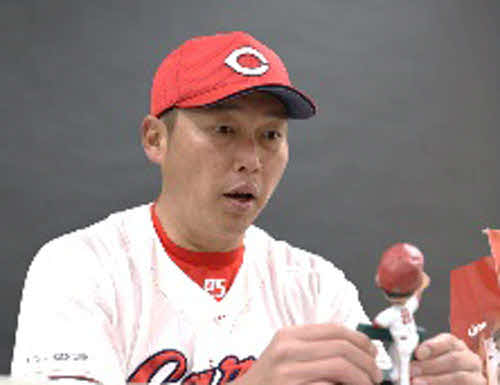 4月5日の中日戦と4月16日のDeNA戦の先着2万名に配られる広島新井貴浩監督のボブルヘッド人形（球団提供）