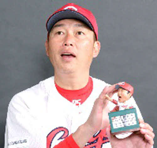 4月5日の中日戦と4月16日のDeNA戦の先着2万名に配られる広島新井貴浩監督のボブルヘッド人形（球団提供）