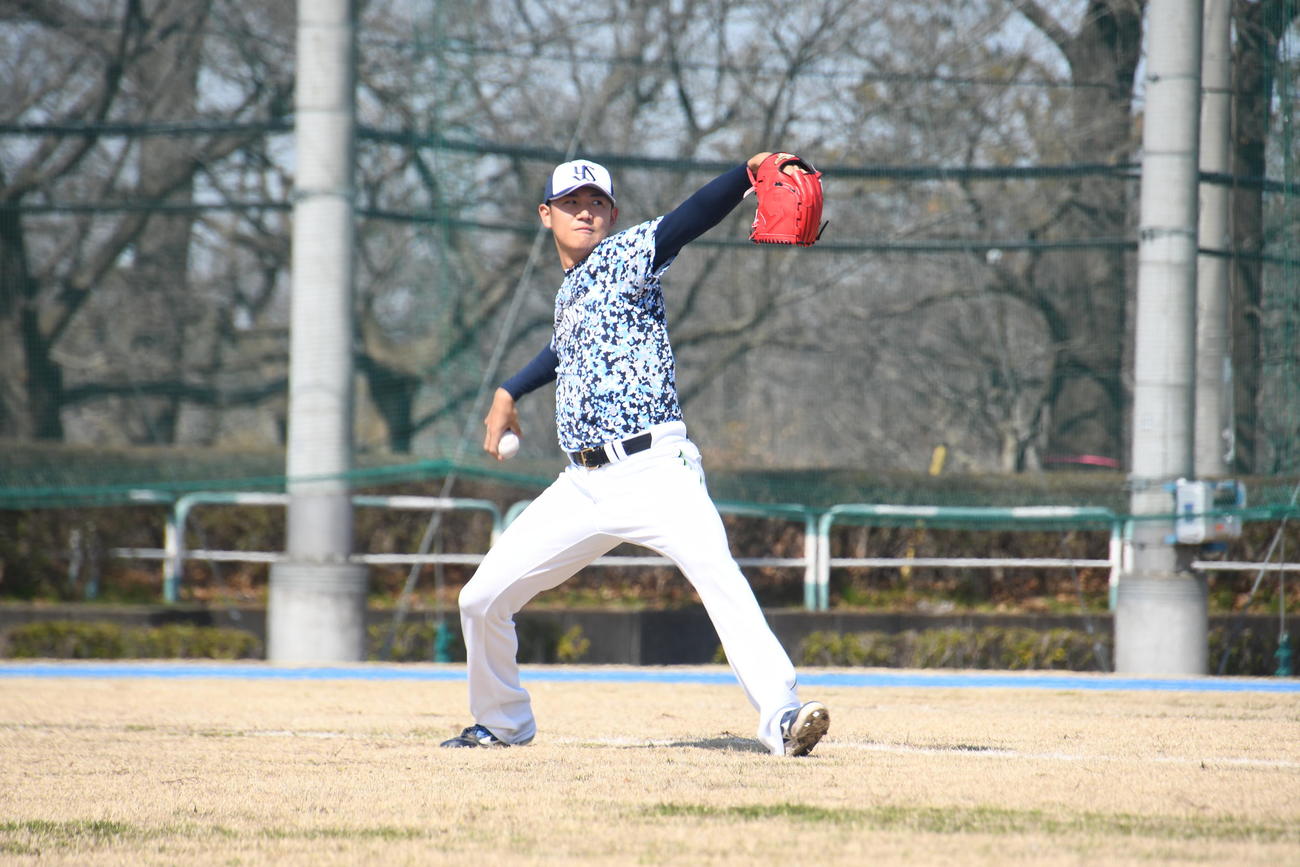 キャッチボールをするヤクルト奥川