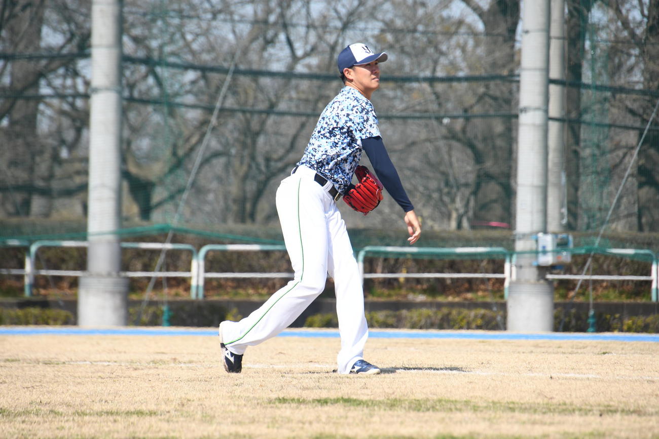 キャッチボールをするヤクルト奥川
