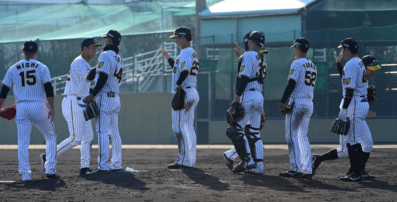 阪神対広島　ウエスタン・リーグ開幕戦で広島に勝利、喜ぶ阪神ナイン（撮影・前岡正明