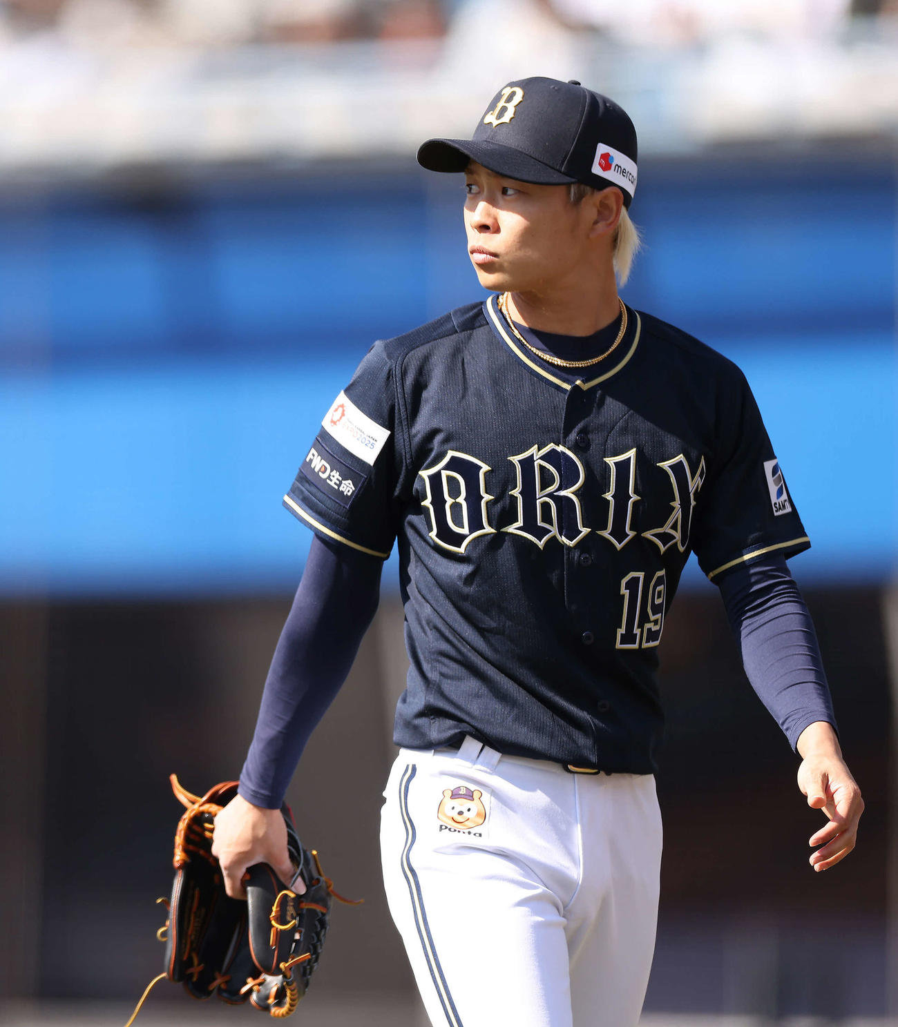 ロッテ対オリックス　3回裏を抑え、ベンチに戻る山岡（撮影・河田真司）