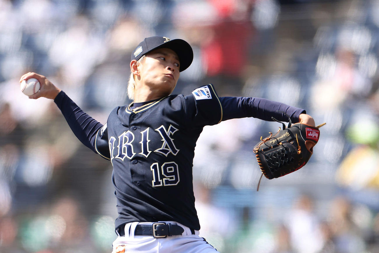 ロッテ対オリックス　　先発登板するオリックス山岡（撮影・河田真司）