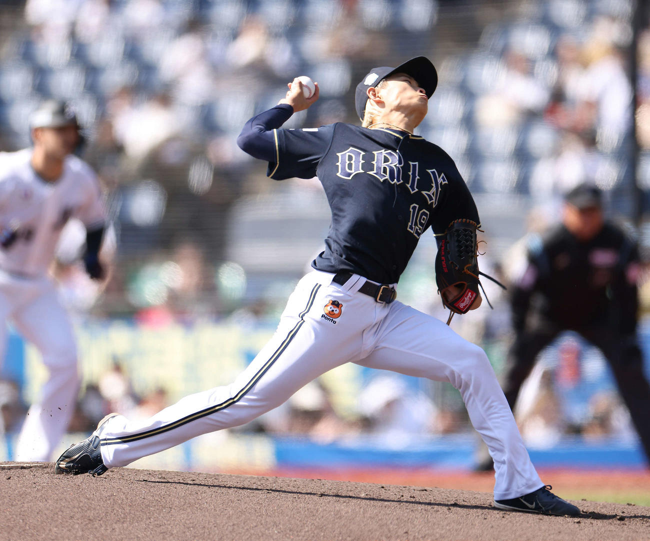 ロッテ対オリックス　　先発登板するオリックス山岡（撮影・河田真司）