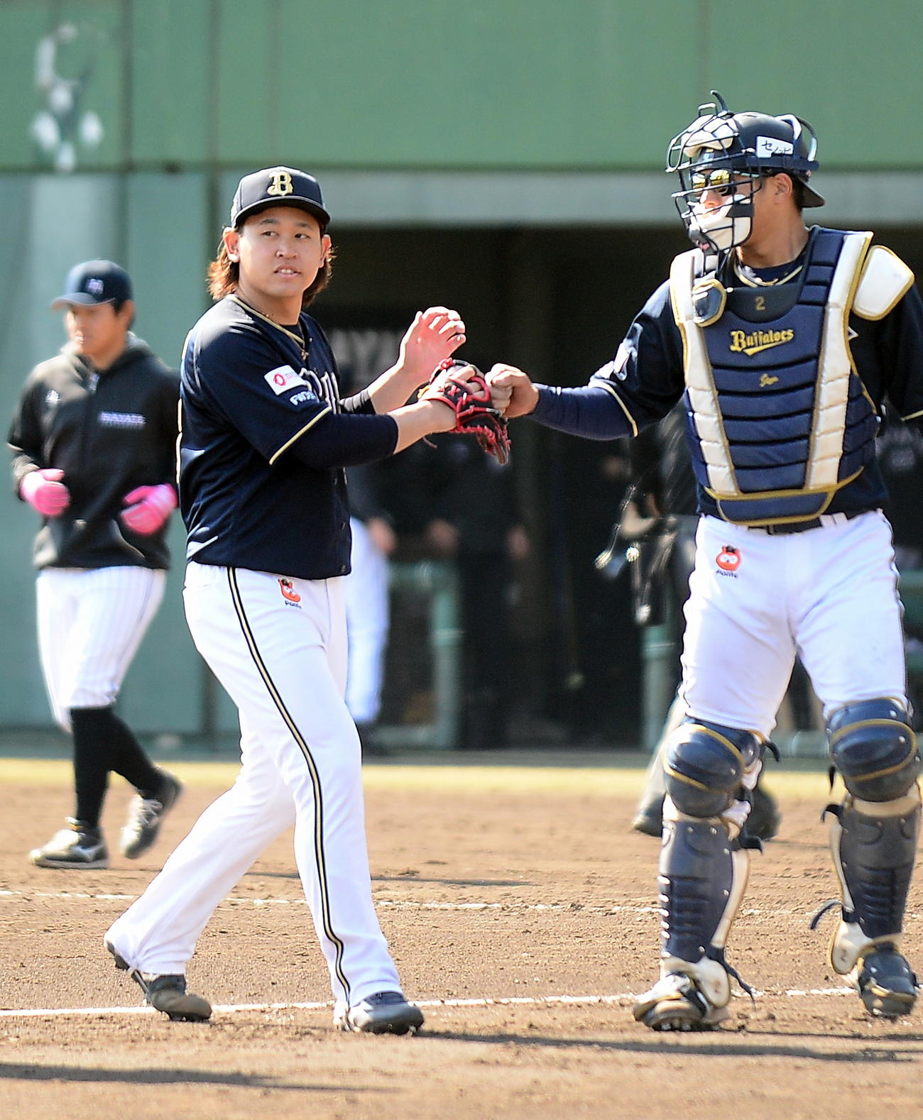 若月捕手（右）とグラブタッチするオリックス宮城
