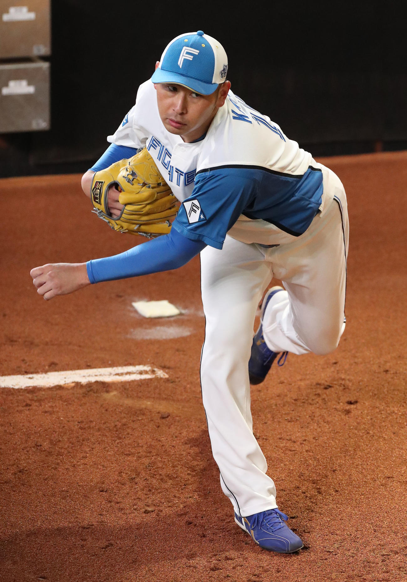 ブルペンで投球練習をする日本ハム加藤貴之（2024年3月14日撮影）