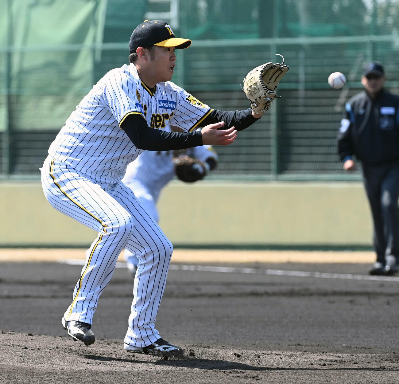 阪神対広島　1回表広島1死二塁、中村貴を投ゴロに打ち取った阪神先発の西勇（撮影・前岡正明）