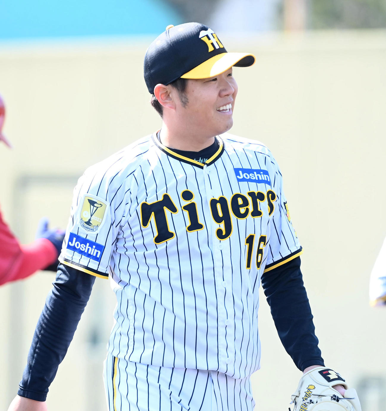 阪神対広島　3回、笑顔でベンチに戻る西勇（撮影・前岡正明）