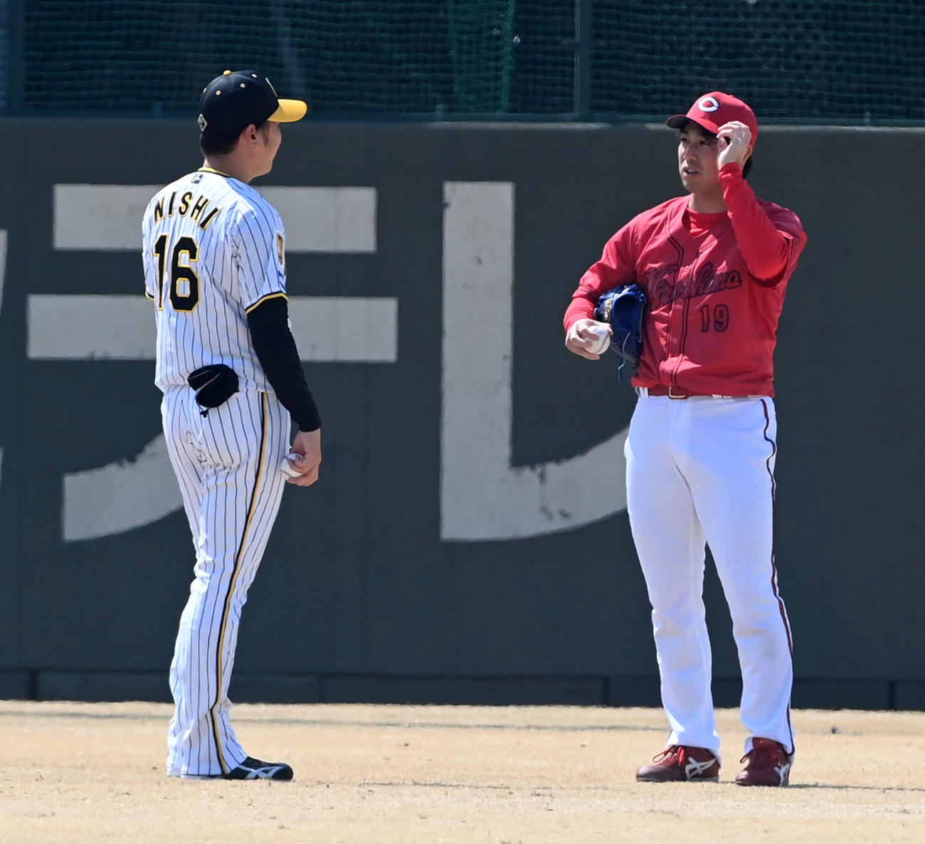 阪神対広島　試合前に話す阪神先発の西勇（左）と広島先発の野村（撮影・前岡正明）