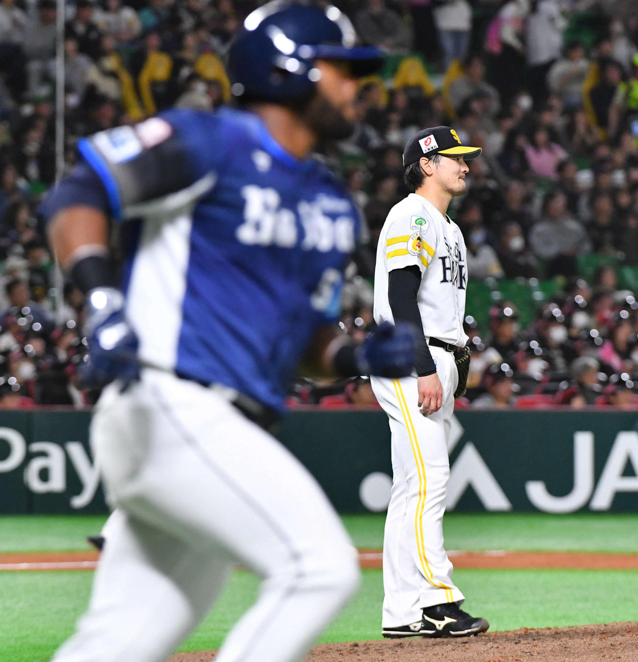 ソフトバンク対西武　4回表西武2死二塁、コルデロ（左）に逆転の右越え2点本塁打を打たれた有原（撮影・岩下翔太）