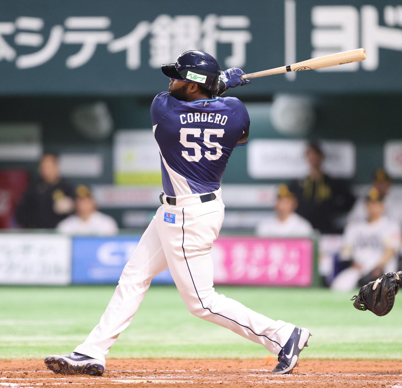 ソフトバンク対西武　4回表西武2死二塁、コルデロは右越えに逆転となる2点本塁打を放つ（撮影・梅根麻紀）