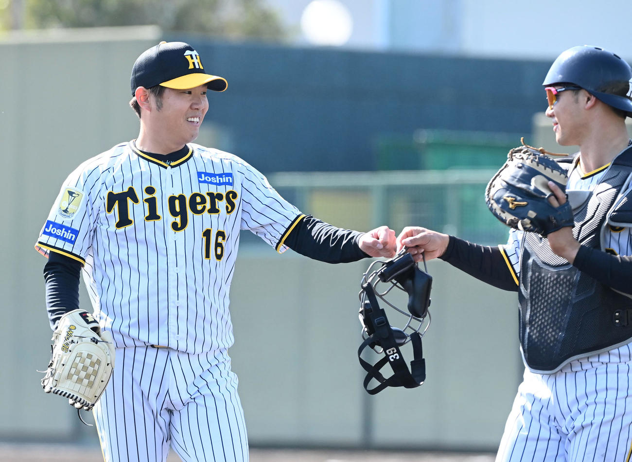 阪神対広島　5回、栄枝（右）とグータッチ、笑顔でベンチに戻る西勇（撮影・前岡正明）