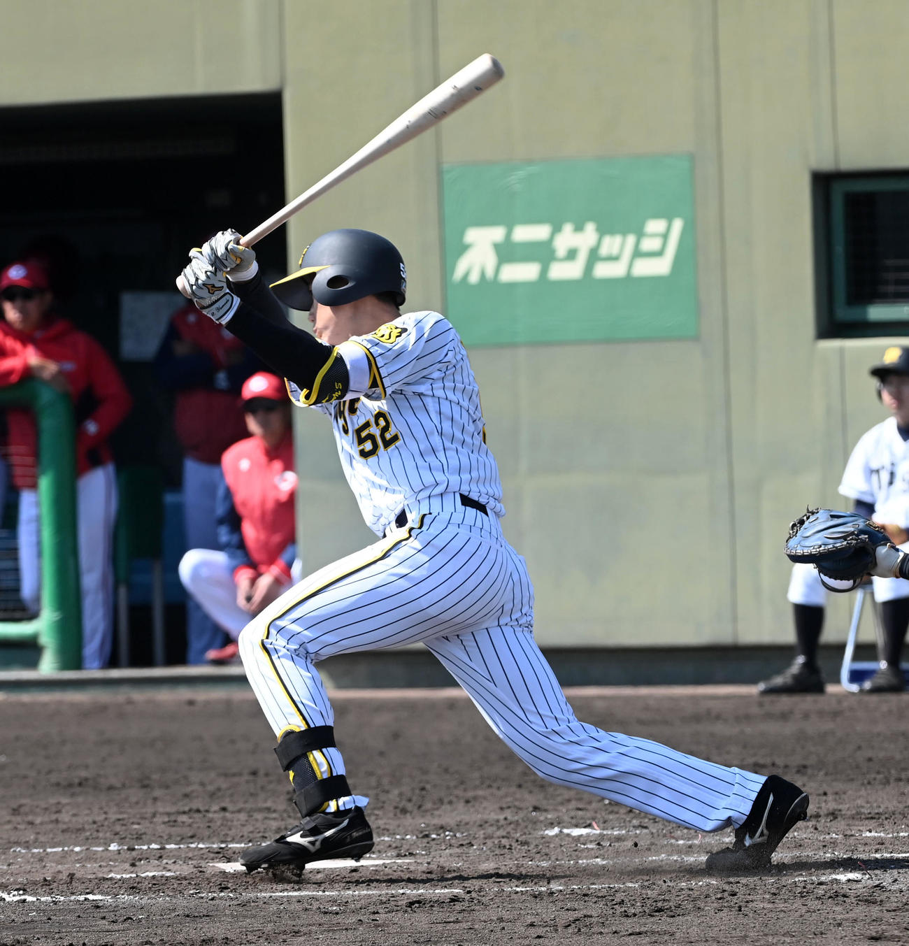 阪神対広島　1回裏阪神無死一、二塁、山田は公式戦初安打を中前に放つ（撮影・前岡正明）