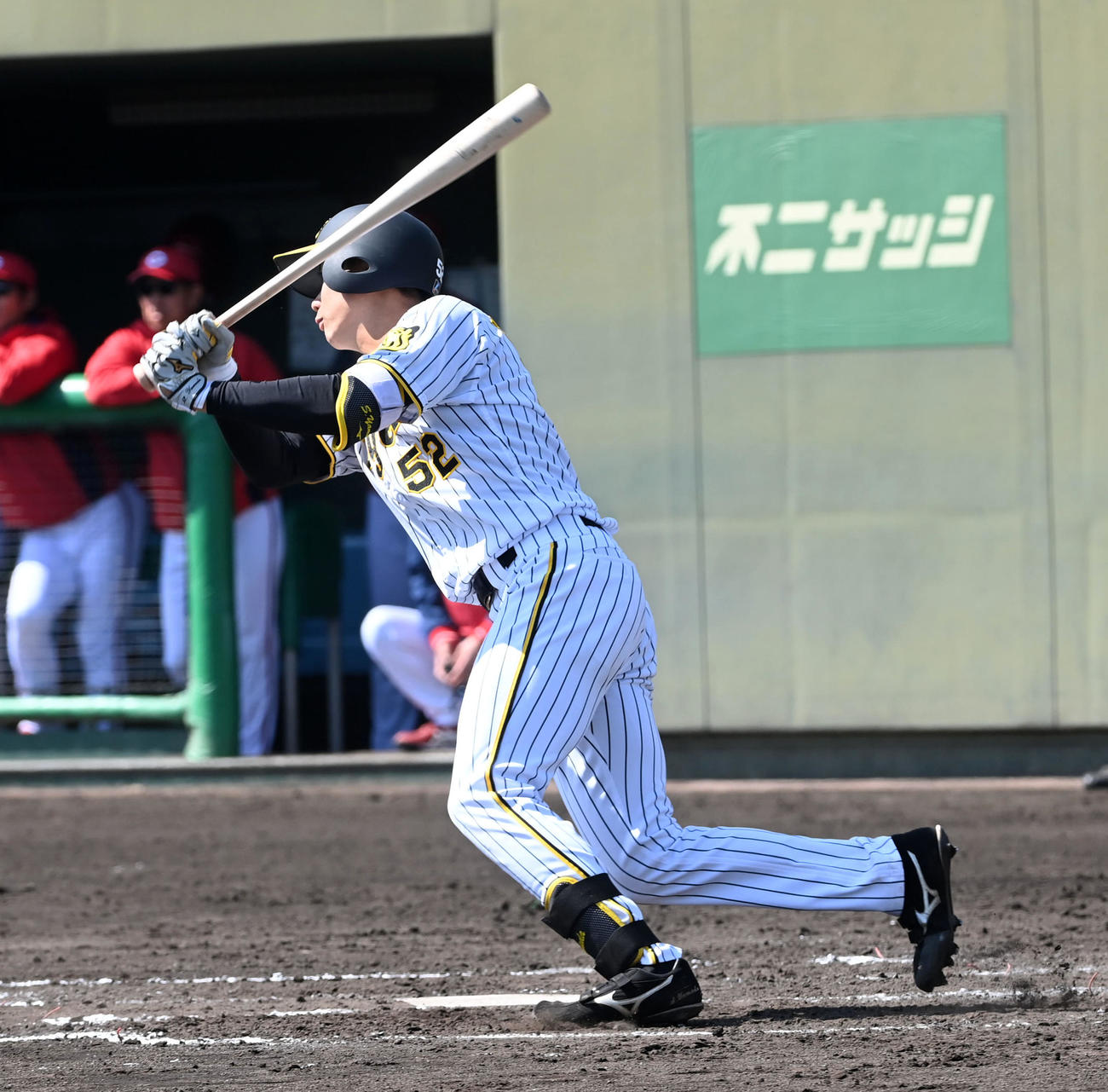 阪神対広島　1回裏阪神無死一、二塁、山田は公式戦初安打を中前に放つ（撮影・前岡正明）