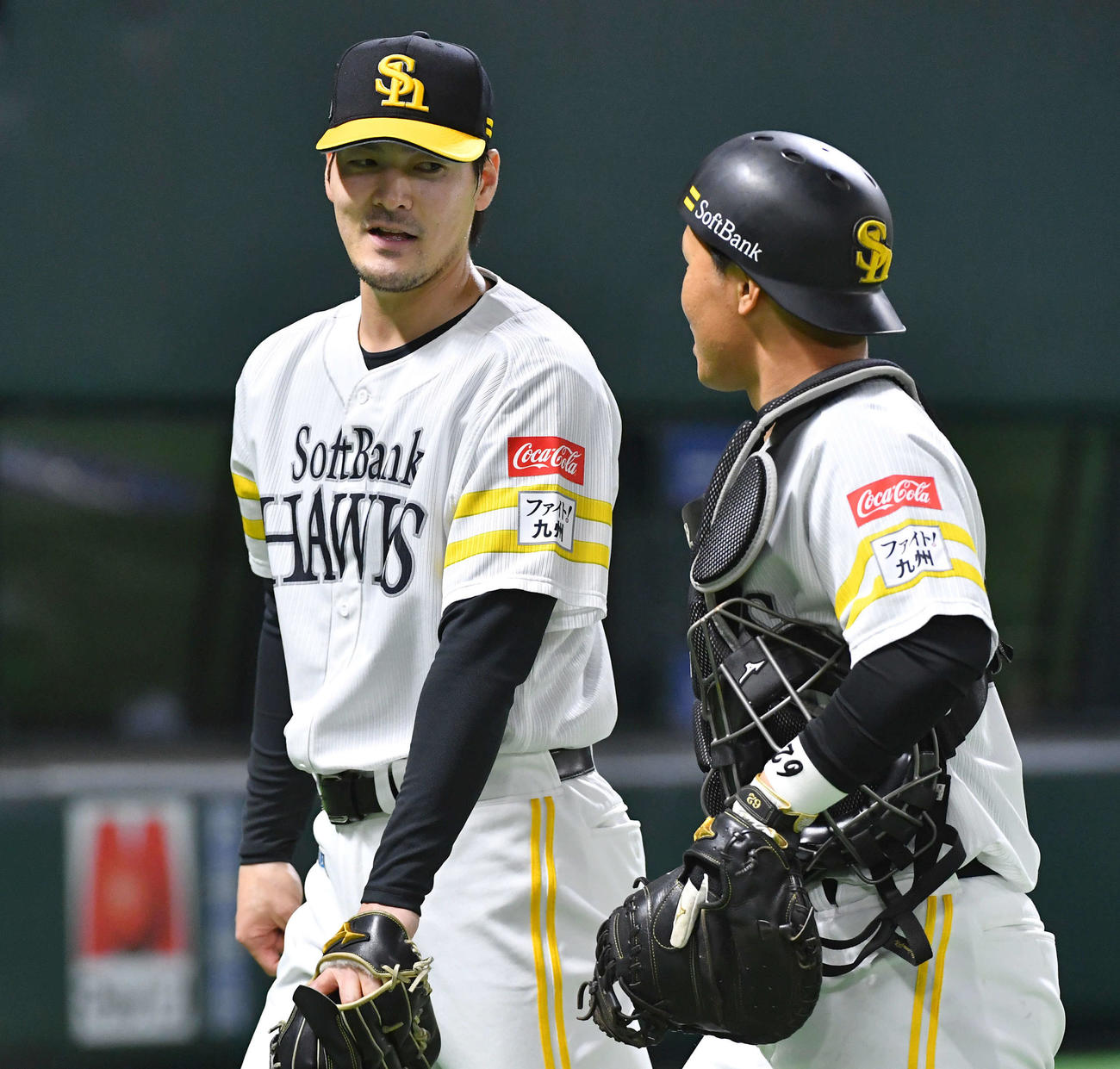 ソフトバンク対西武　1回表を無失点に抑えた有原（左）は、海野と話しながらベンチへ戻る（撮影・岩下翔太）