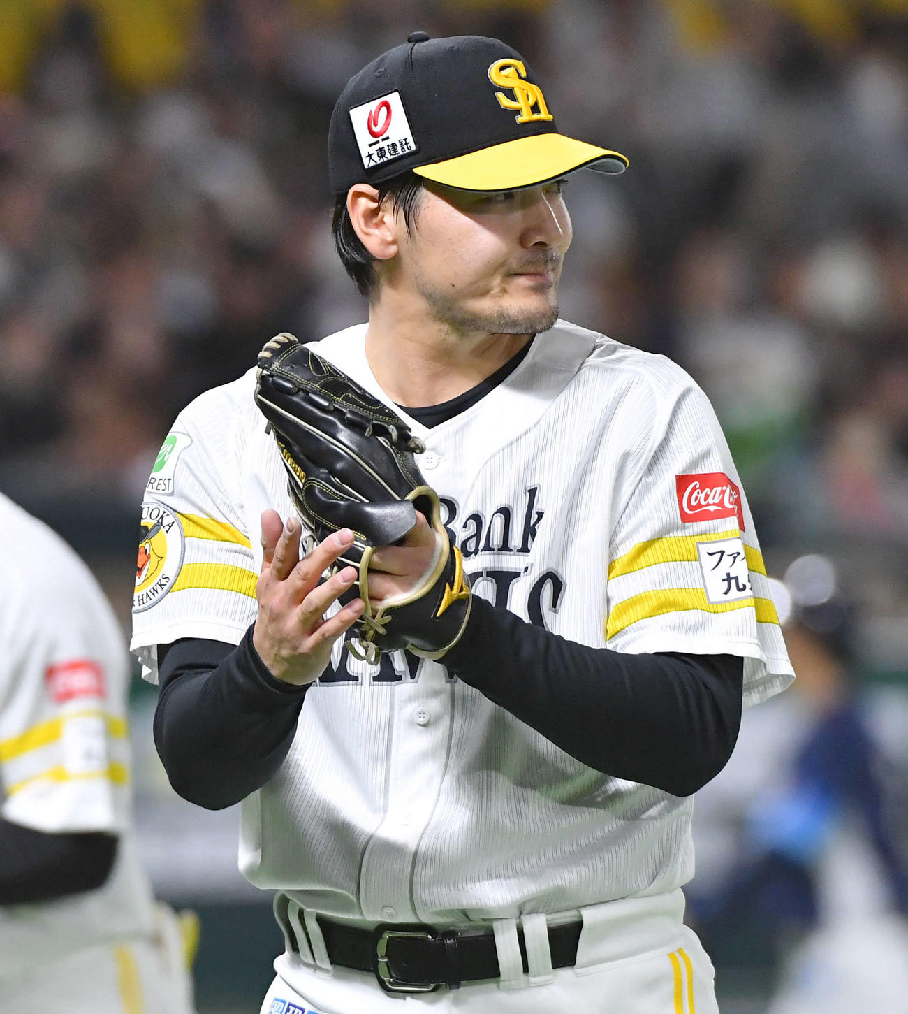 ソフトバンク対西武　1回表を無失点に抑え、グラブをたたきながらベンチへ戻る有原（撮影・岩下翔太）