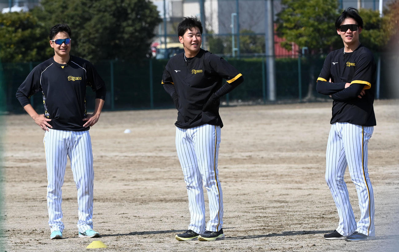 練習で笑顔を見せる左から大竹、門別、及川（撮影・前岡正明）