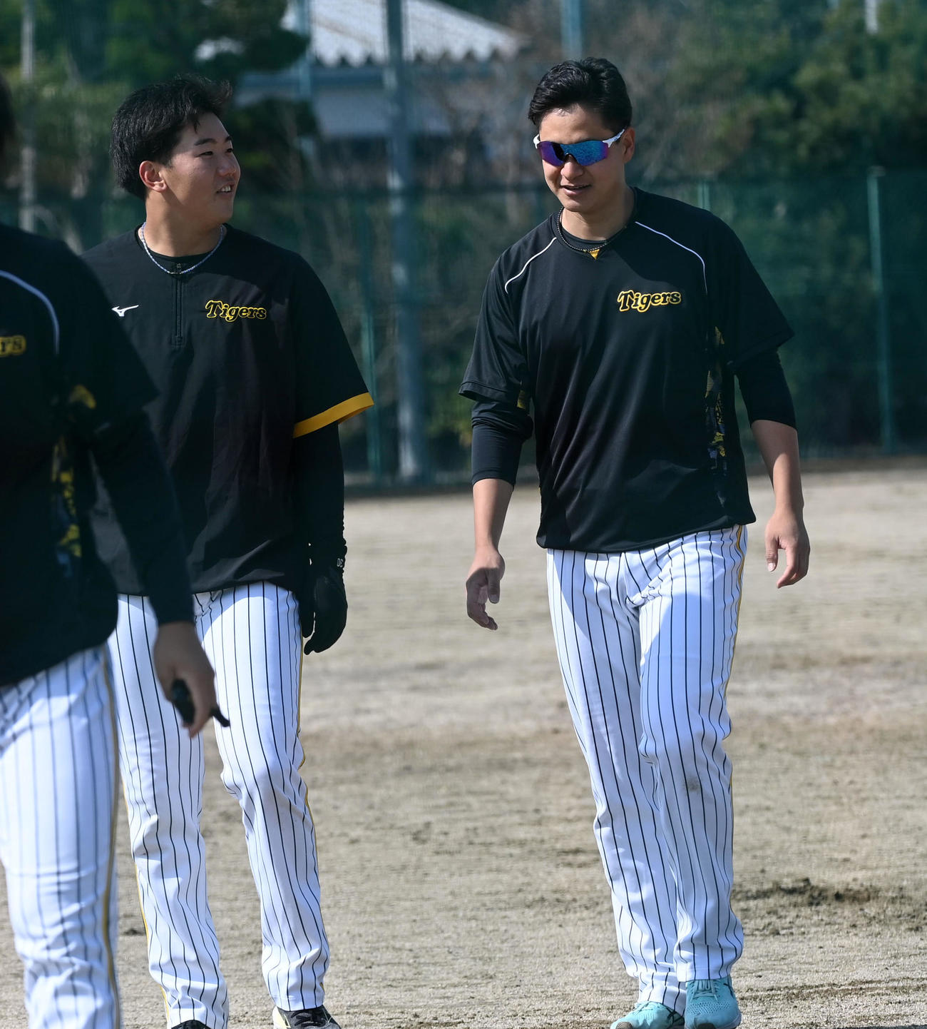 練習で笑顔を見せる大竹（右）と門別（撮影・前岡正明）