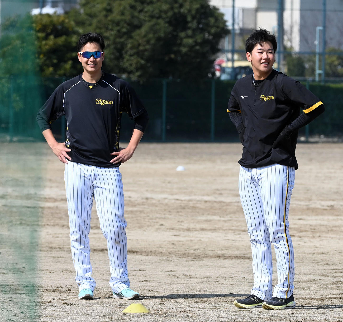 練習で笑顔を見せる大竹（左）と門別（撮影・前岡正明）