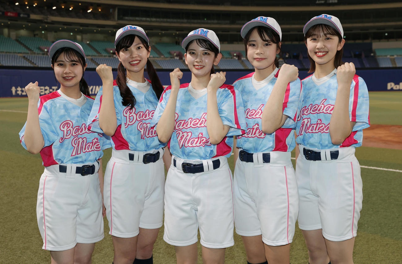 笑顔でポーズを決める2024年「ベースボールメイツ」。左からHASUKI、RIE、AYAKA、MIKOTO、MIKO（撮影・前田充）