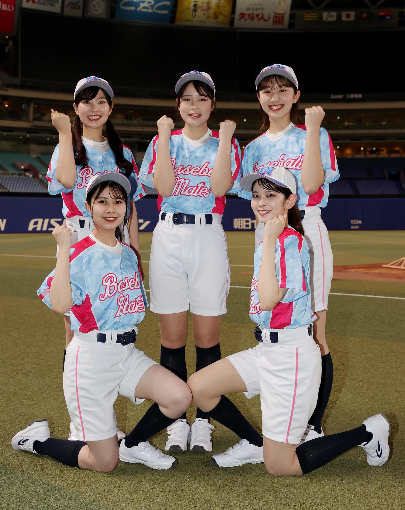 笑顔でポーズを決める2024年「ベースボールメイツ」。前列左からHASUKI、AYAKA、後列左からREI、MIKOTO、MIKO（撮影・前田充）