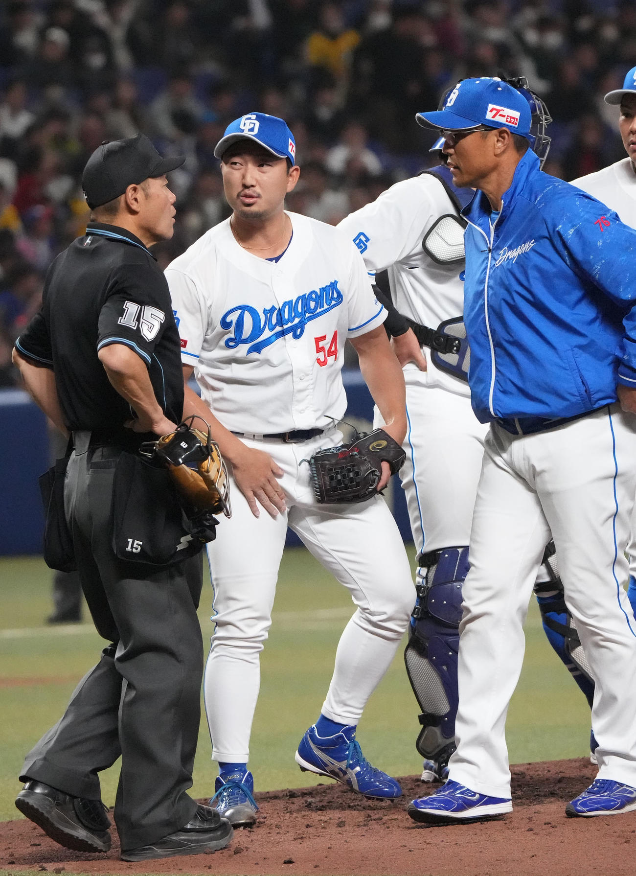 中日対阪神　8回表阪神2死、右足を触りながらマウンドを降りる藤嶋（左から2人目）（撮影・森本幸一）