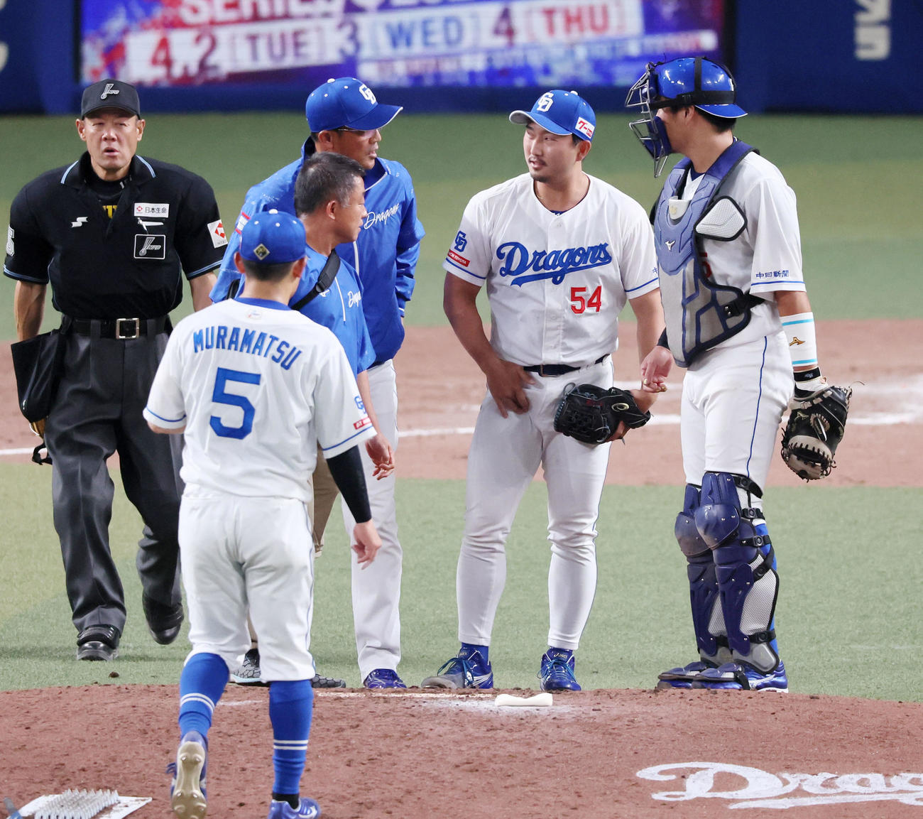 中日対阪神　8回表阪神2死、打者小野寺のとき降板する藤嶋（撮影・加藤哉）