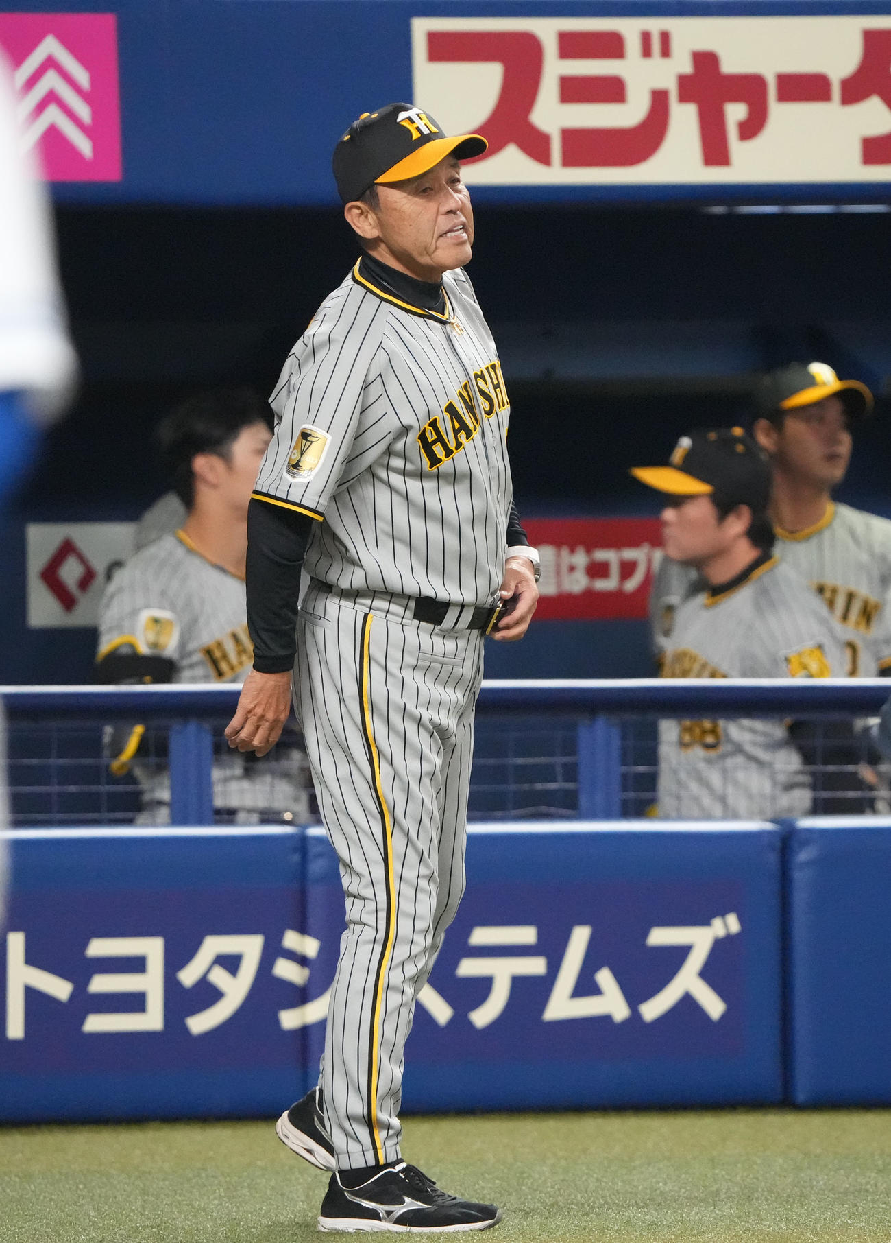 中日対阪神　6回表終了、選手交代を告げる岡田監督（撮影・森本幸一）