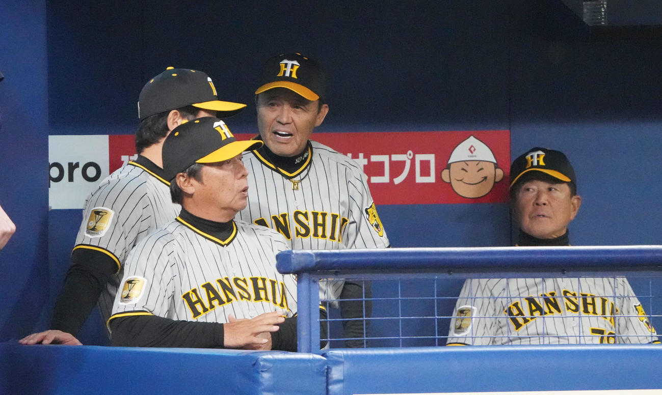 中日対阪神　6回表終了、ベンチでコーチ陣と言葉を交わす岡田監督（左から3人目）（撮影・森本幸一）