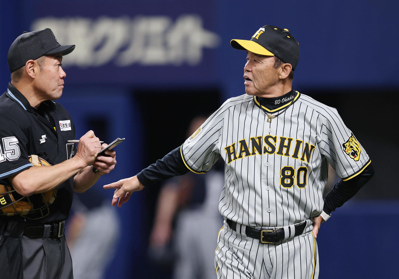 中日対阪神　7回を終え選手交代を告げる阪神岡田監督（右）（撮影・前田充）