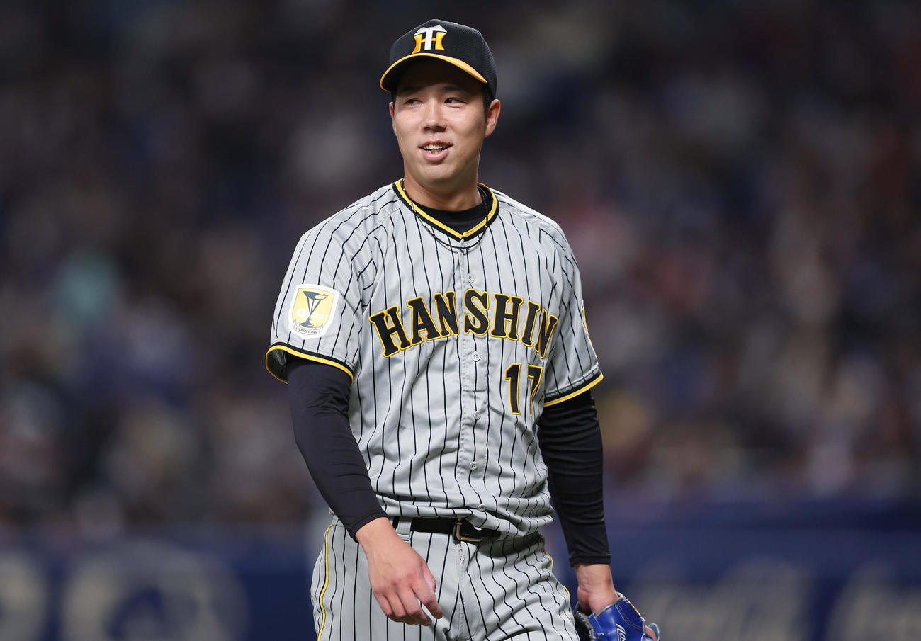 中日対阪神　4回裏を投げ終え、笑顔を見せながらベンチへ戻る阪神青柳（撮影・前田充）
