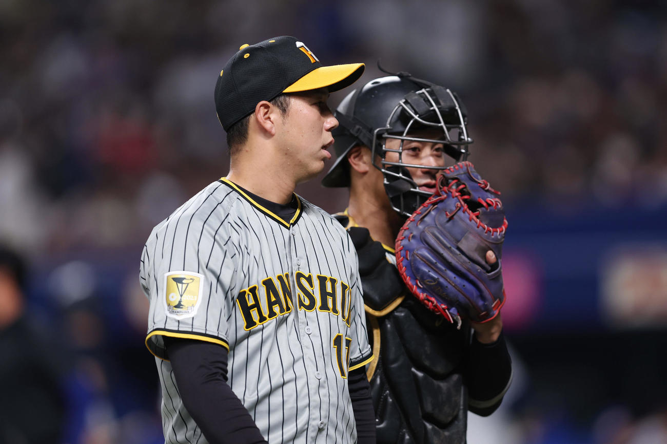 中日対阪神　5回裏を投げ終え、言葉を交わしながらベンチへ戻る阪神青柳（左）と坂本（撮影・前田充）