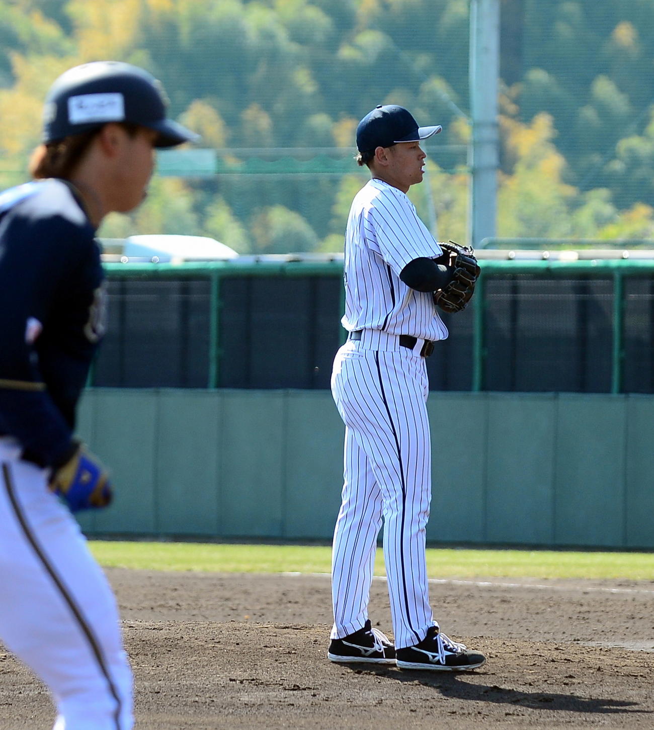 4回に3点本塁打を浴び、厳しい表情を浮かべるくふうハヤテ早川（右）