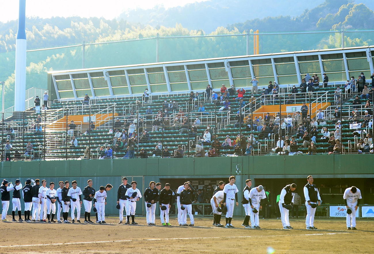 試合後、スタンドに頭を下げるくふうハヤテの選手ら