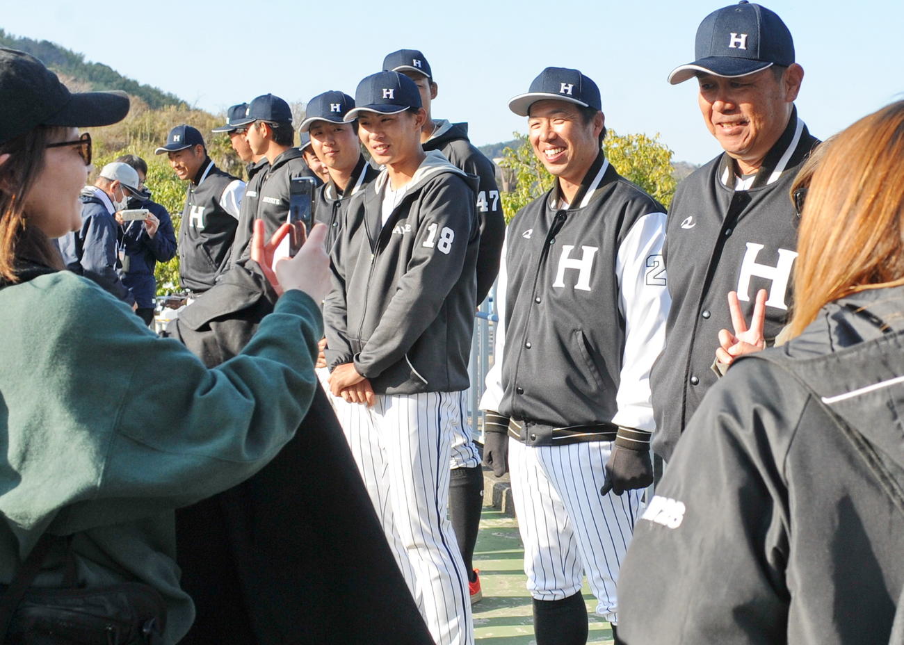試合後、来場者を見送るくふうハヤテの選手たち。右端は赤堀監督　