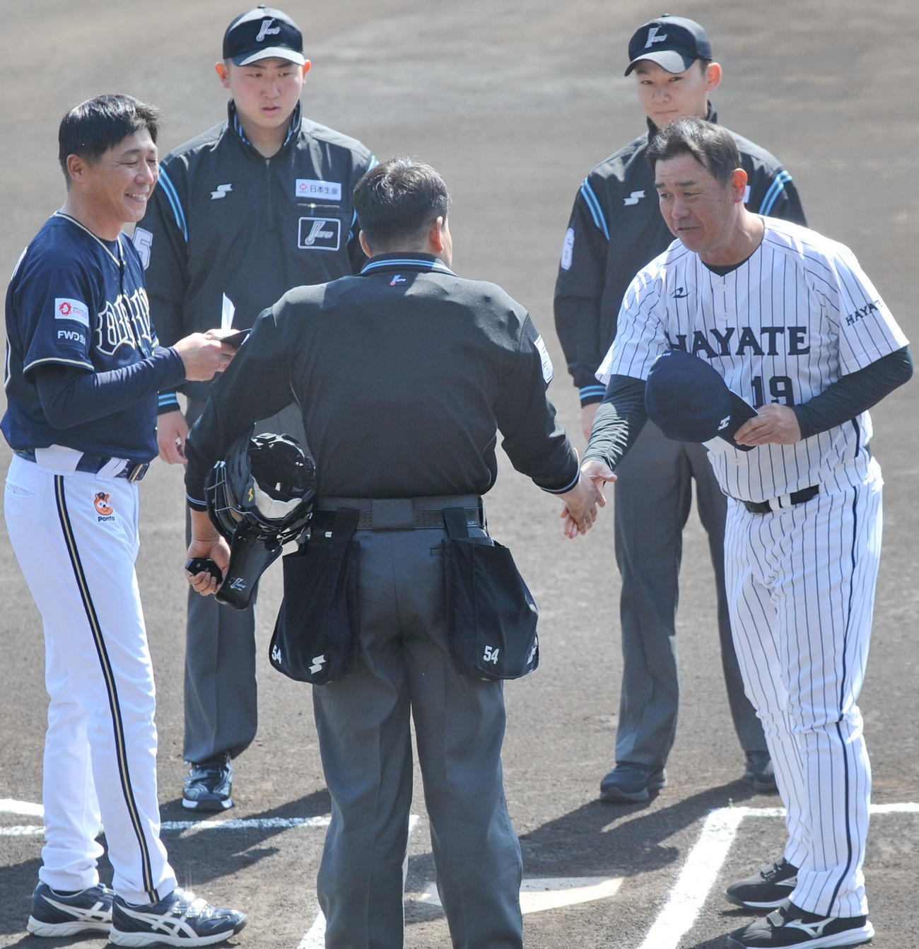 試合前にあいさつする、くふうハヤテ赤堀監督（右）　