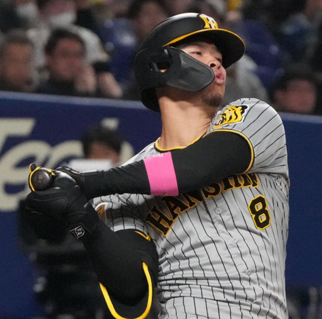 中日対阪神　9回表阪神無死一、三塁、空振り三振に倒れる佐藤輝（撮影・森本幸一）