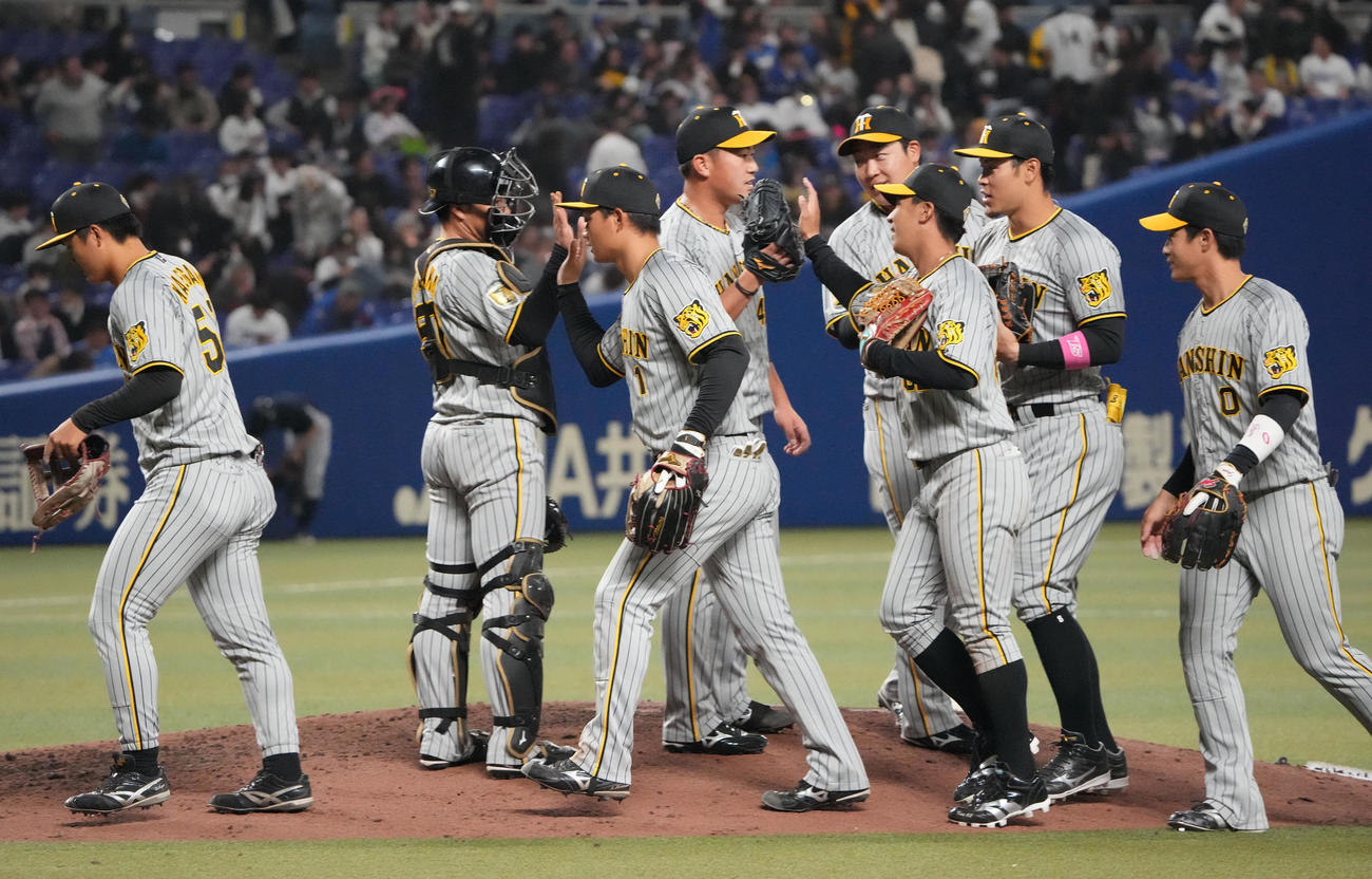 中日対阪神　試合終了、タッチを交わす阪神ナイン（撮影・森本幸一）