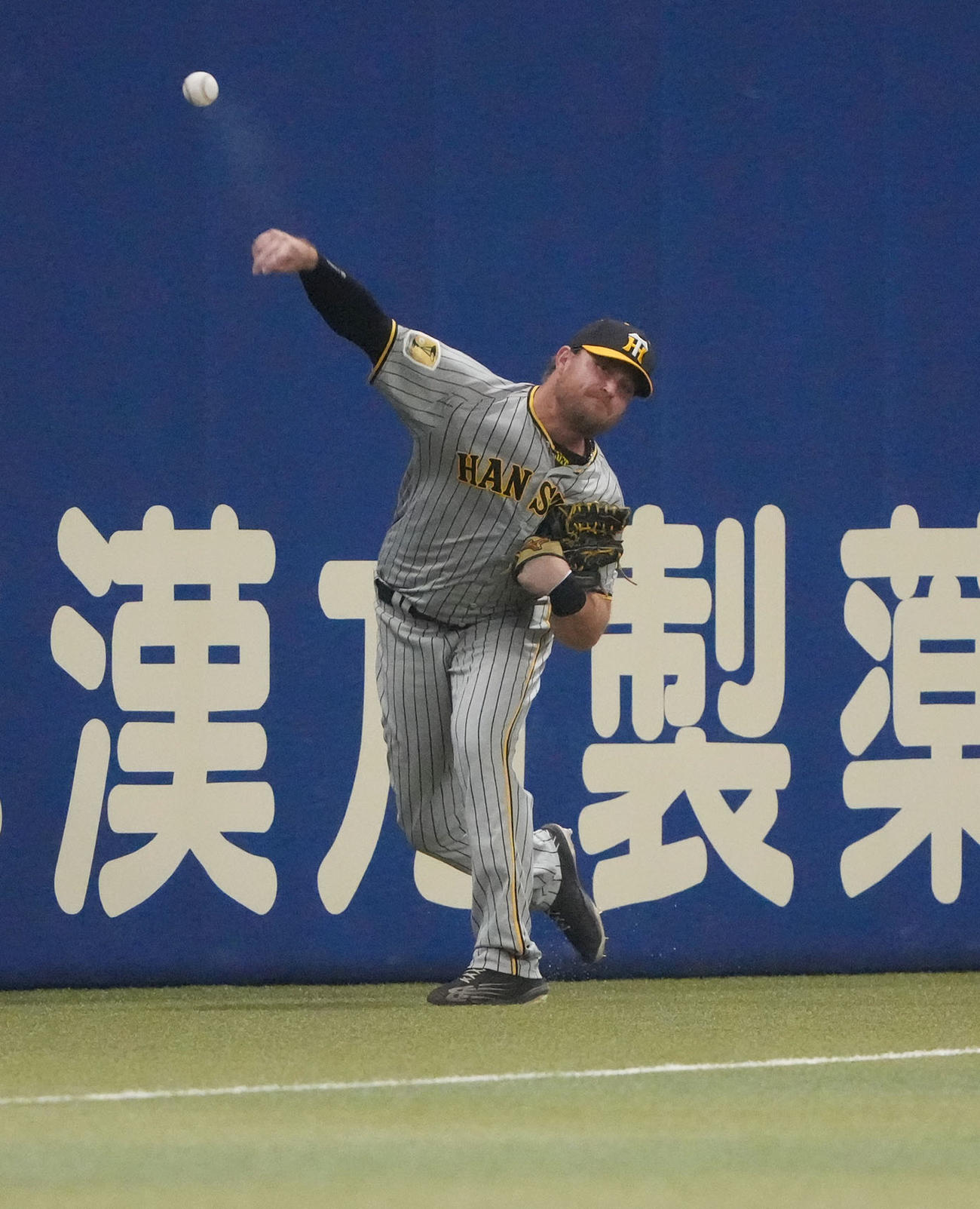 中日対阪神　2回裏中日1死一塁、後藤の打球を捕球し三塁へ送球するノイジー（撮影・森本幸一）