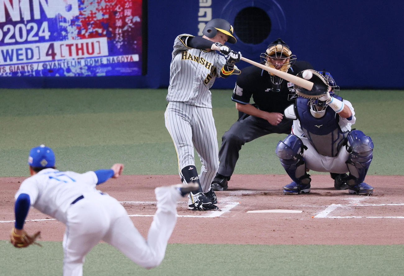中日対阪神　6回表阪神無死一塁、近本は左前打を放つ。投手は柳（撮影・加藤哉）